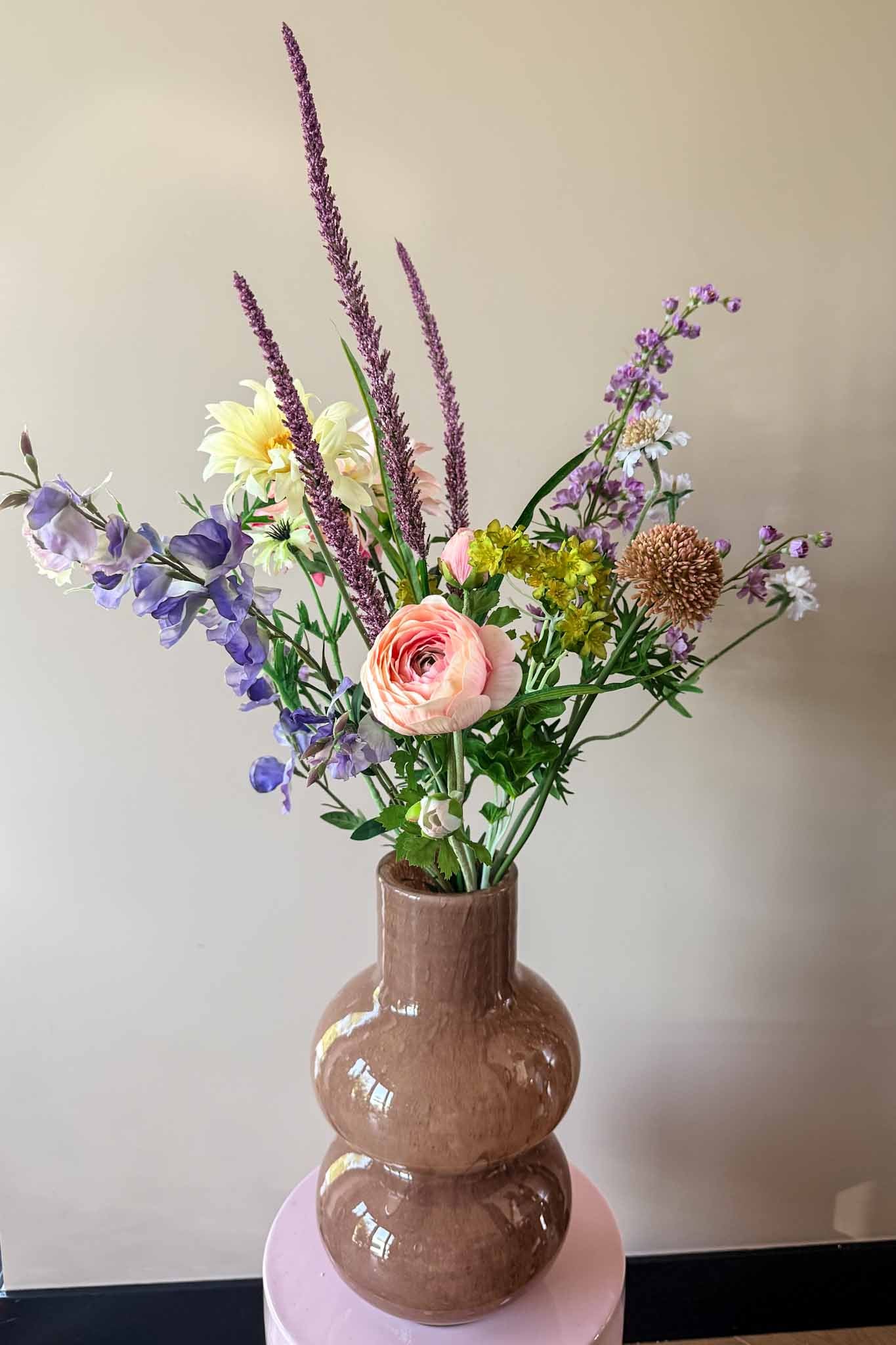 Stijlvol kunstboeket tender met hoogwaardige subtiele zijden bloemen van By Bloomz.