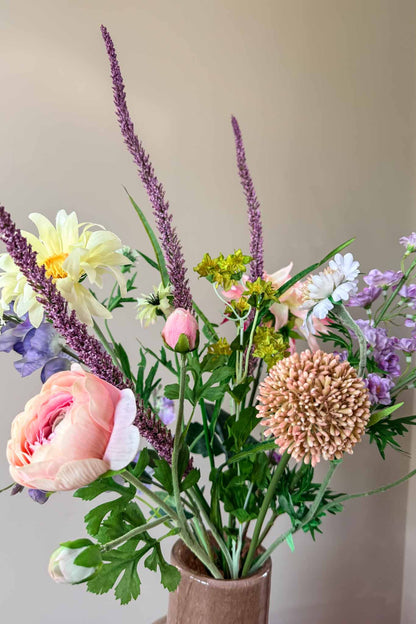 Stijlvol kunstboeket tender met hoogwaardige subtiele zijden bloemen van By Bloomz.
