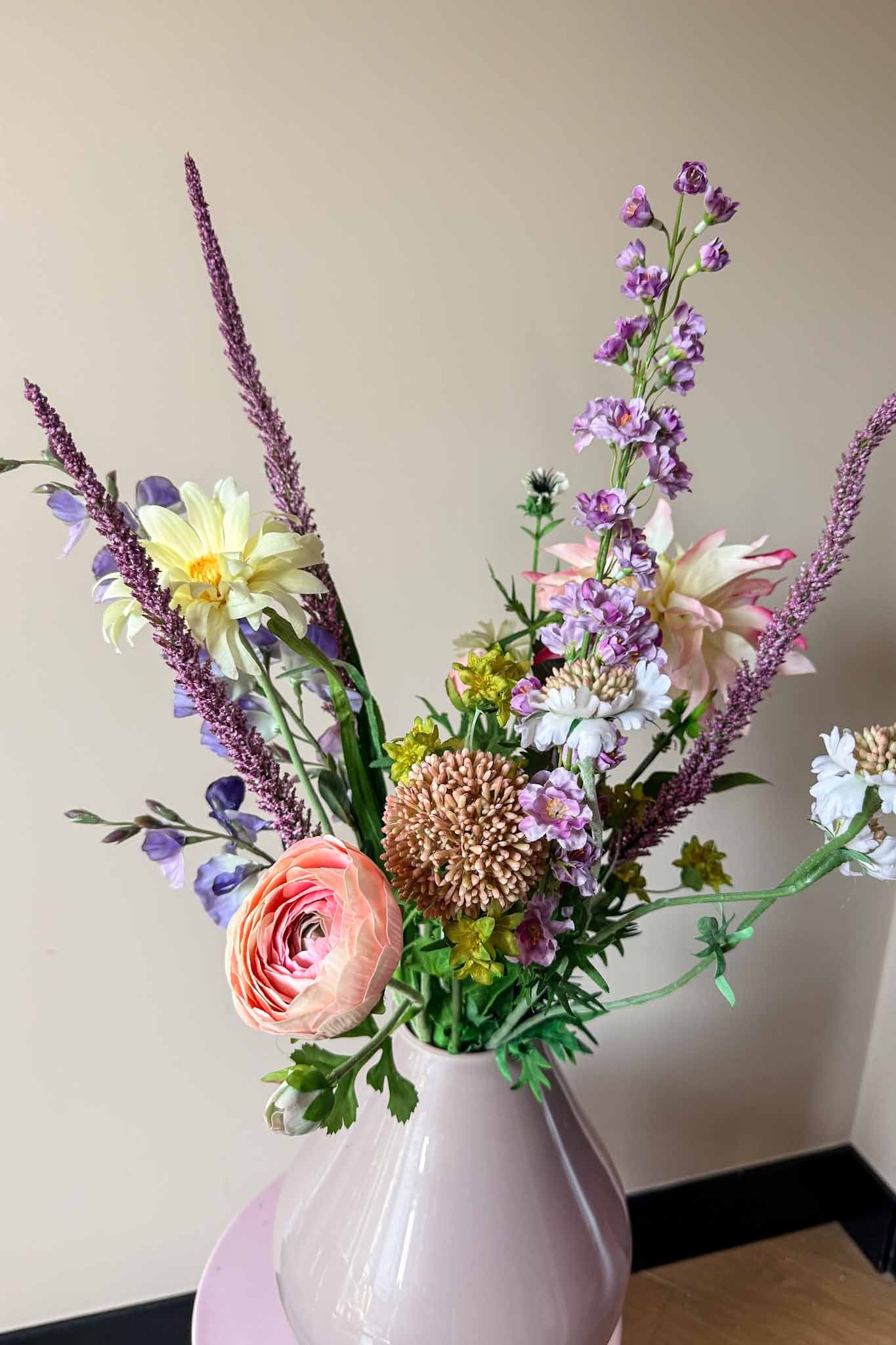 Stijlvol kunstboeket tender met hoogwaardige subtiele zijden bloemen van By Bloomz.