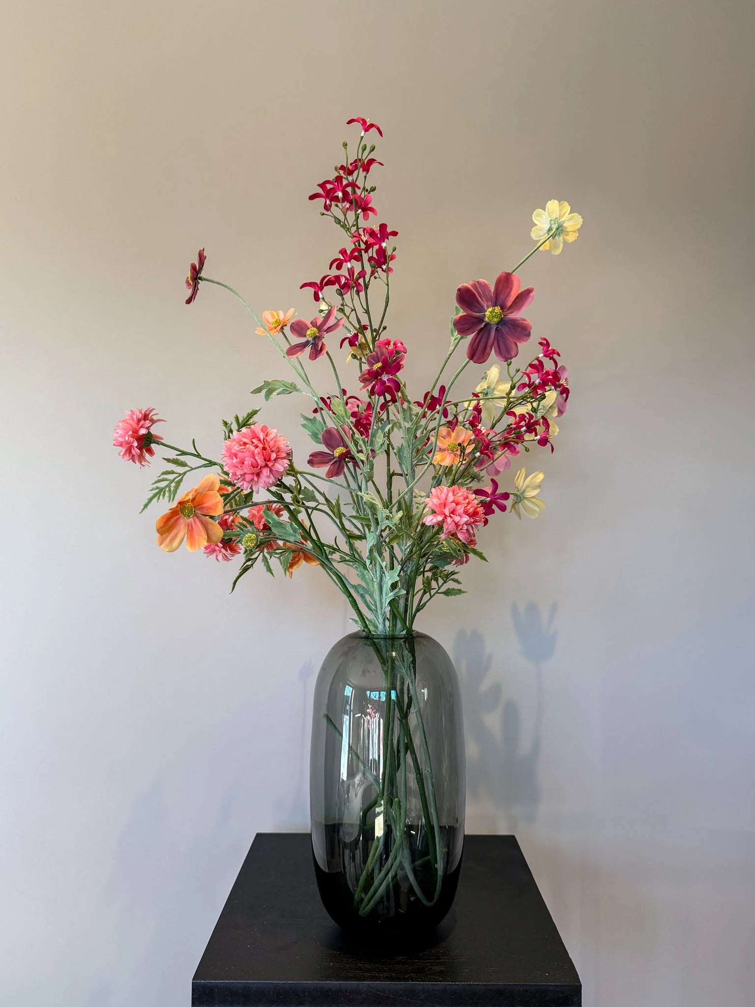 Zomers kunstboeket van hoogwaardige zijden bloemen in een stijlvolle vaas – By Bloomz. ook bloemen abonnementen boeketten