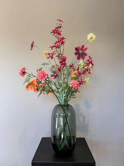 Zomers kunstboeket van hoogwaardige zijden bloemen in een stijlvolle vaas – By Bloomz. ook bloemen abonnementen boeketten
