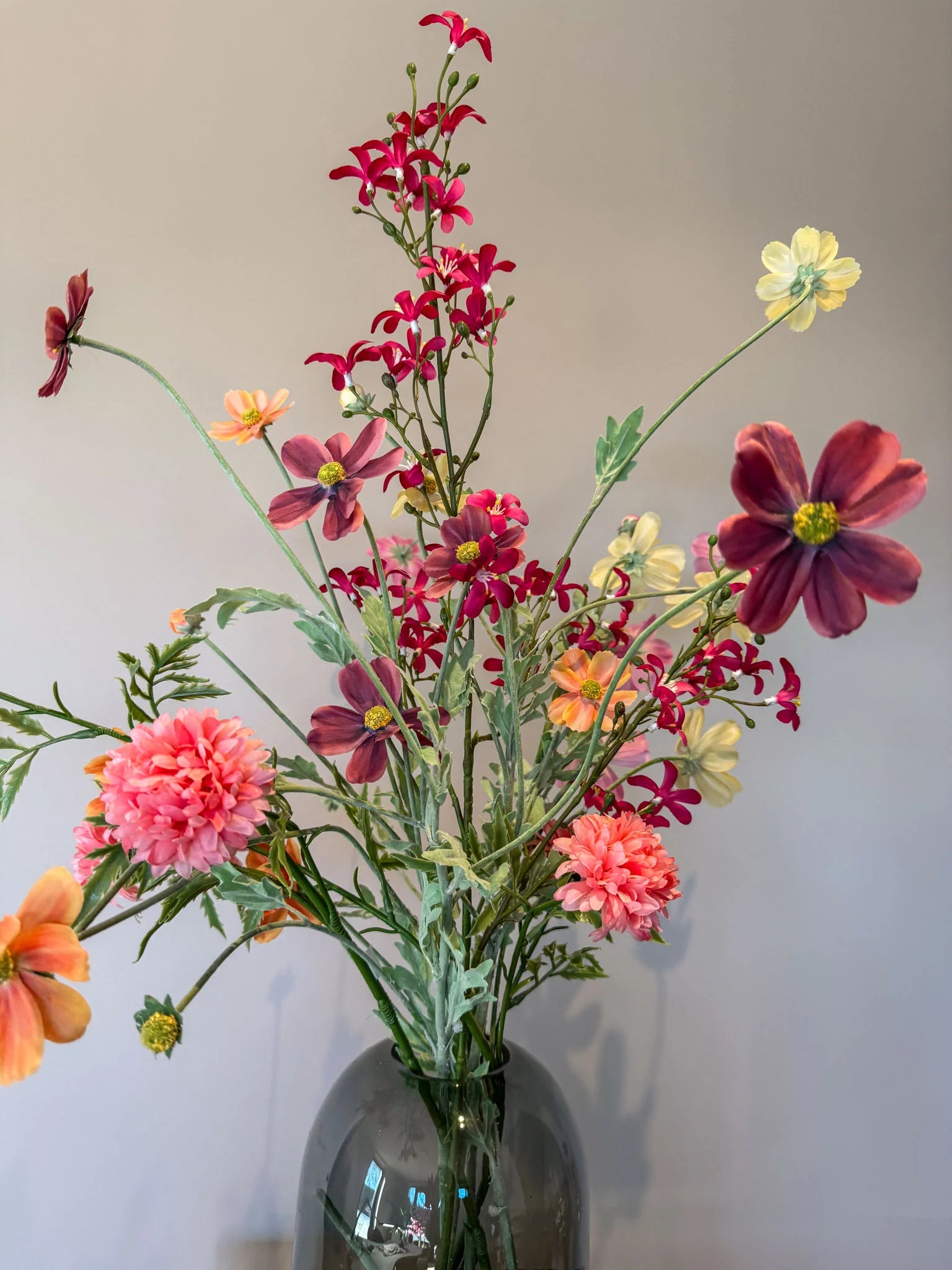 Zomers kunstboeket van hoogwaardige zijden bloemen in een stijlvolle vaas – By Bloomz. ook bloemen abonnementen boeketten