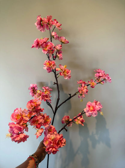 Zomers kunstboeket van hoogwaardige zijden bloemen in een stijlvolle vaas – By Bloomz. ook bloemen abonnementen boeketten