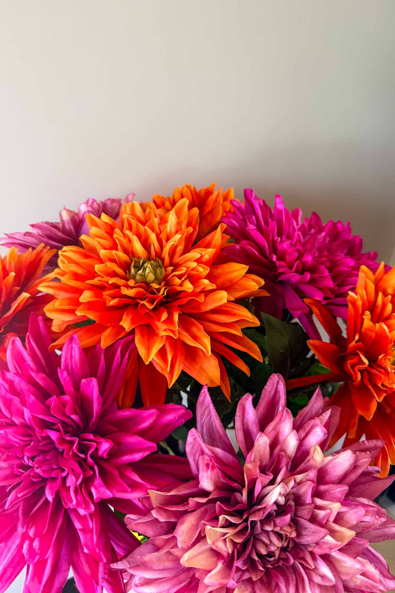 Close-up grote losse Dahlia's van zijden bloemen