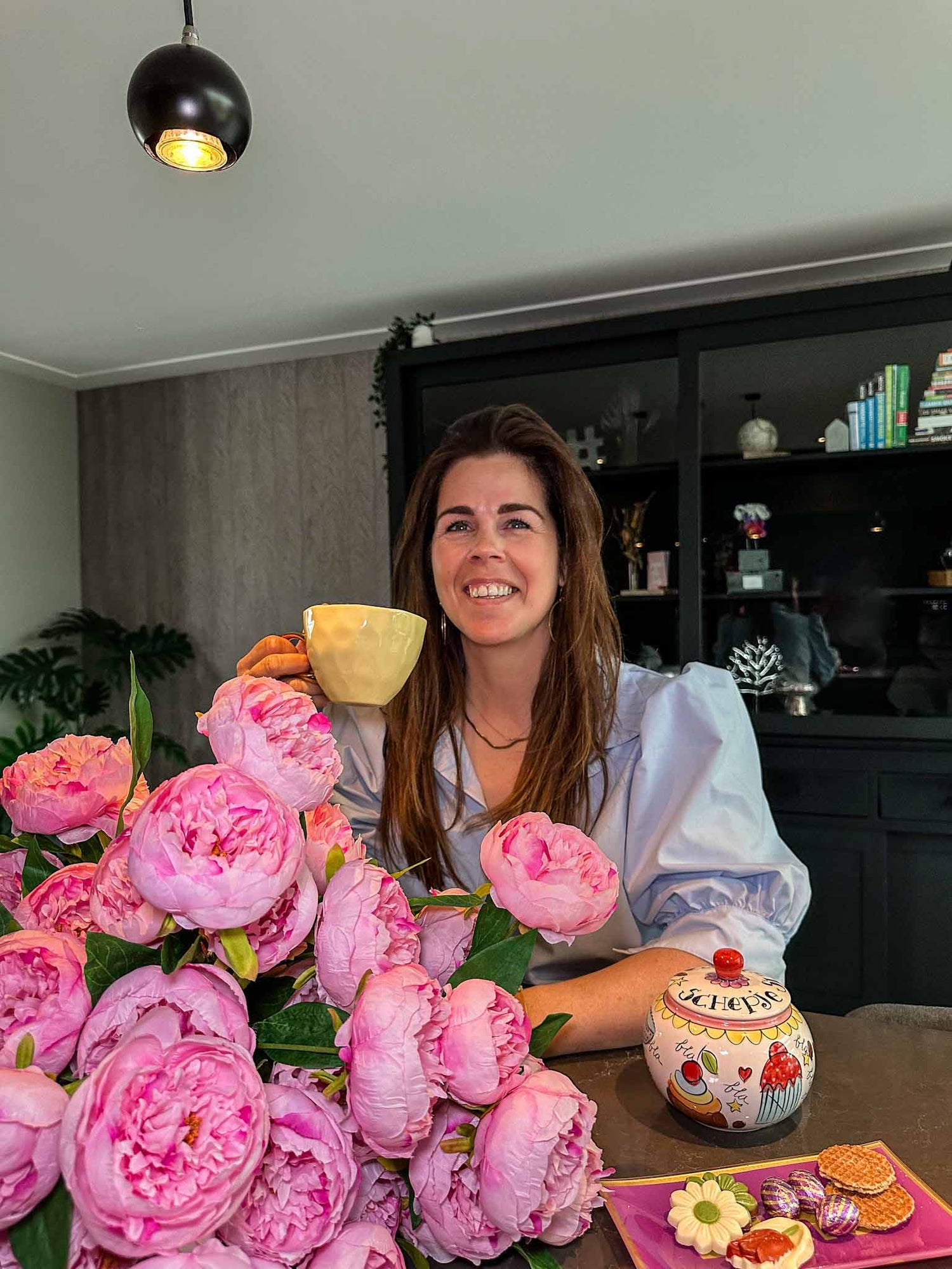 Eigenaresse met zijden bloemen van By Bloomz