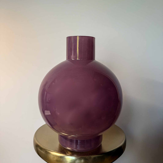 Stijlvolle paarse vaas gevuld met hoogwaardige zijden bloemen