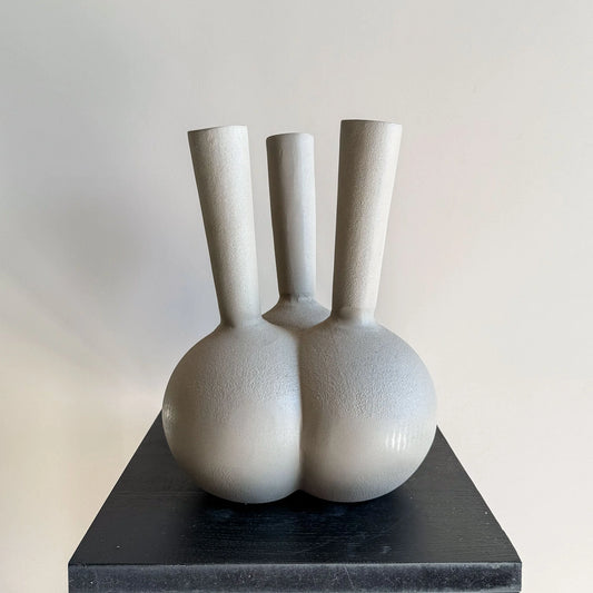 Stijlvolle tuit vazen van By Bloomz – perfect voor zijden bloemen en elk interieur.