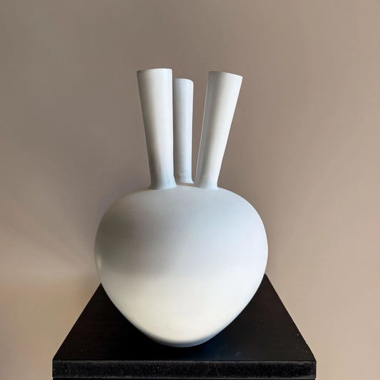 Stijlvolle tuit vazen van By Bloomz – perfect voor zijden bloemen en elk interieur.