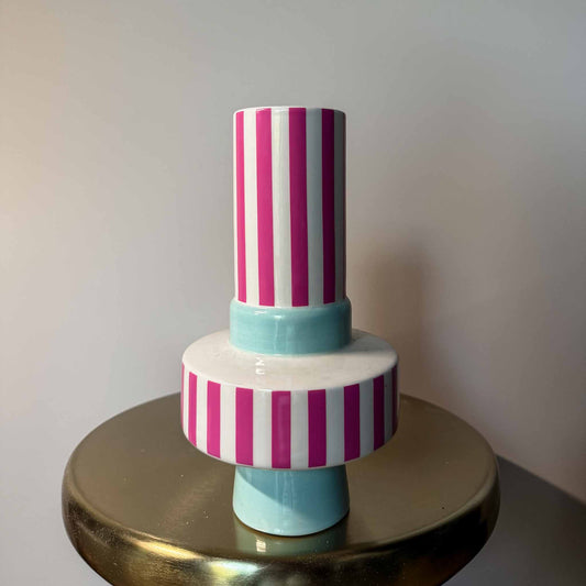 Feestelijke kleurrijke vaas gevuld met hoogwaardige zijden bloemen