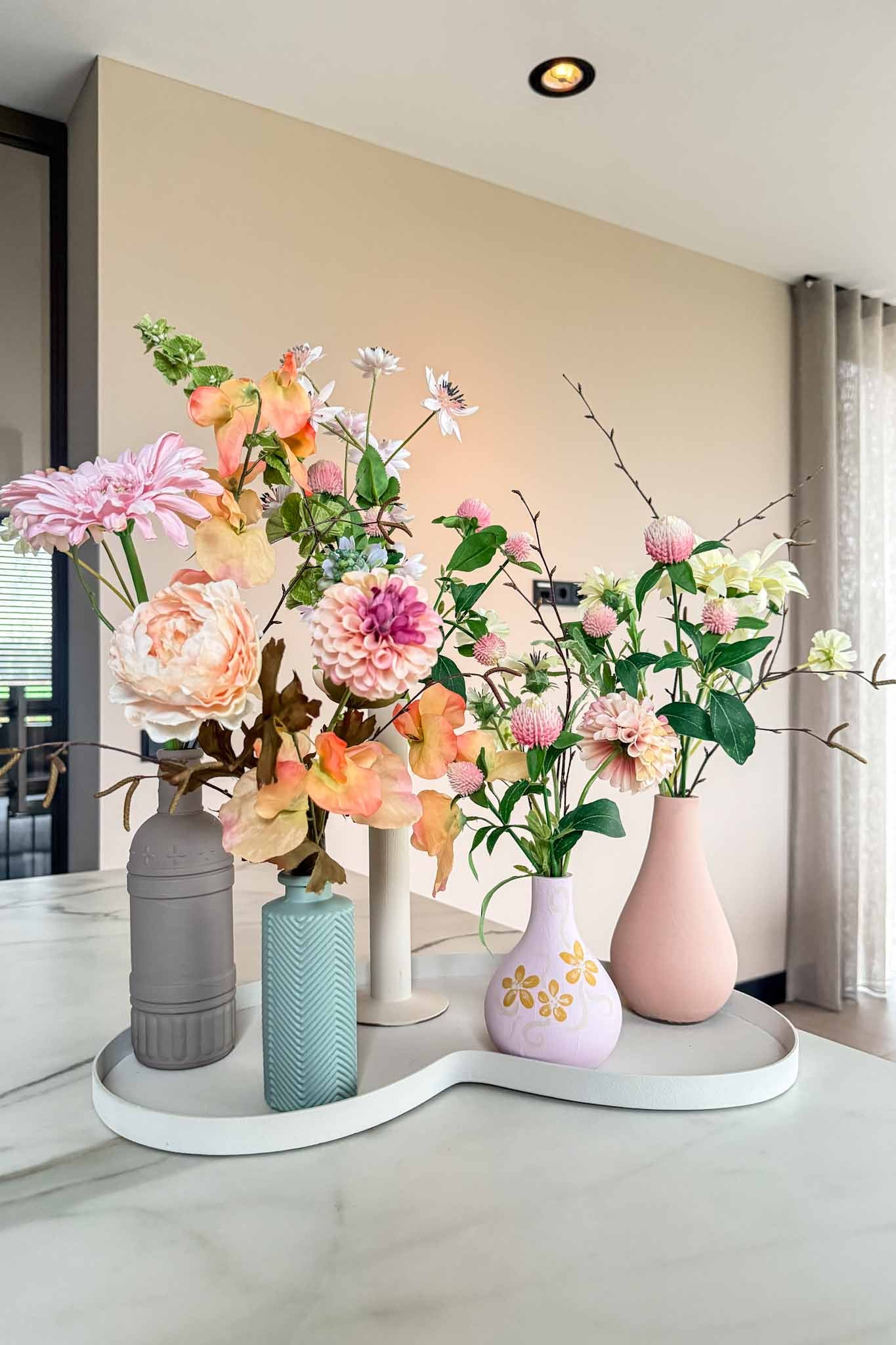 creatieve workshop met verven en bloemen