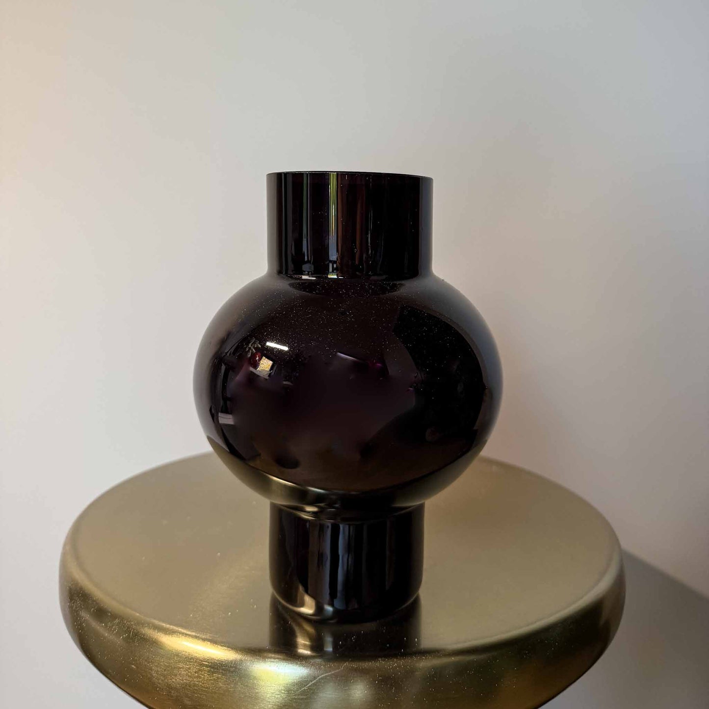 Stijlvolle zwarte bol vaas gevuld met hoogwaardige zijden bloemen