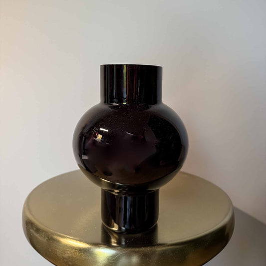 Stijlvolle zwarte bol vaas gevuld met hoogwaardige zijden bloemen